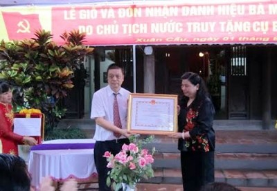  Remise de titre « Mère vietnamienne héroique » à la mère de To Hieu - ảnh 1